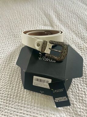 White Leather Belt with Decorative Western Buckle